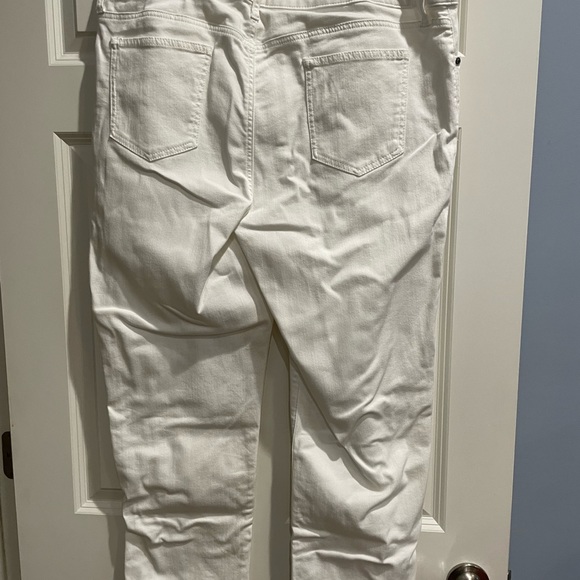 Chico’s SO SLIMMING No-Stain White Girlfriend Crops, Size 3.5(18) - Picture 2 of 3